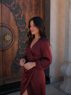 Vestido midi con mangas globo y cintura marcada, color rojo, vista frontal (2)