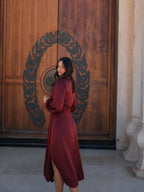 Vestido midi con mangas globo y cintura marcada, color rojo, vista trasera