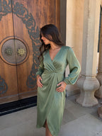 Vestido midi con mangas globo y cintura marcada, color verde, vista frontal