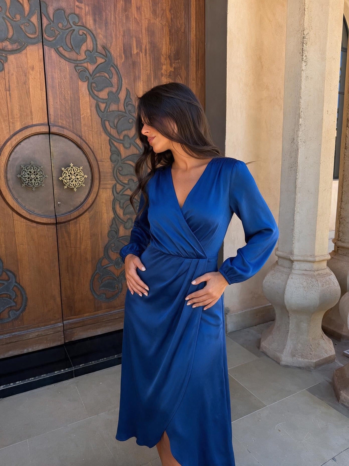 Vestido midi con mangas globo y cintura marcada, color azul, vista frontal