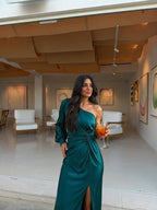 Vestido midi de corte limpio, color turquesa, vista frontal