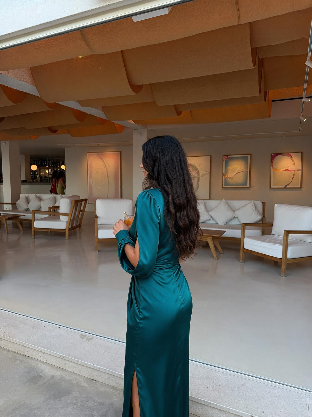 Vestido midi de corte limpio, color turquesa, vista trasera