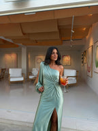 Vestido midi de corte limpio, color verde menta, vista frontal
