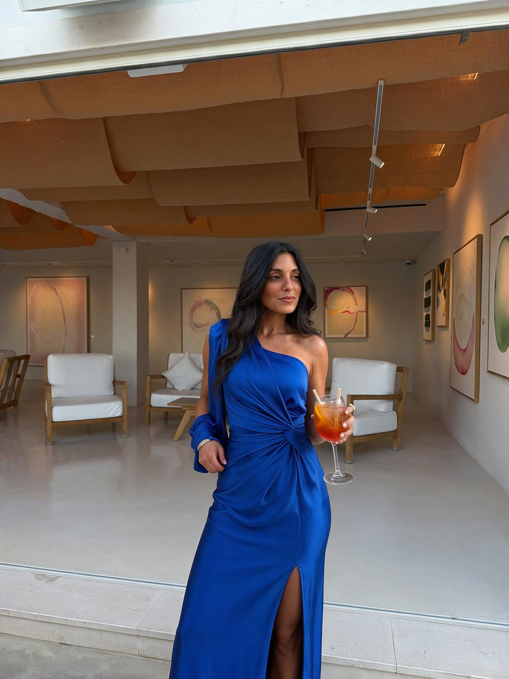 Vestido midi de corte limpio, color azul, vista frontal