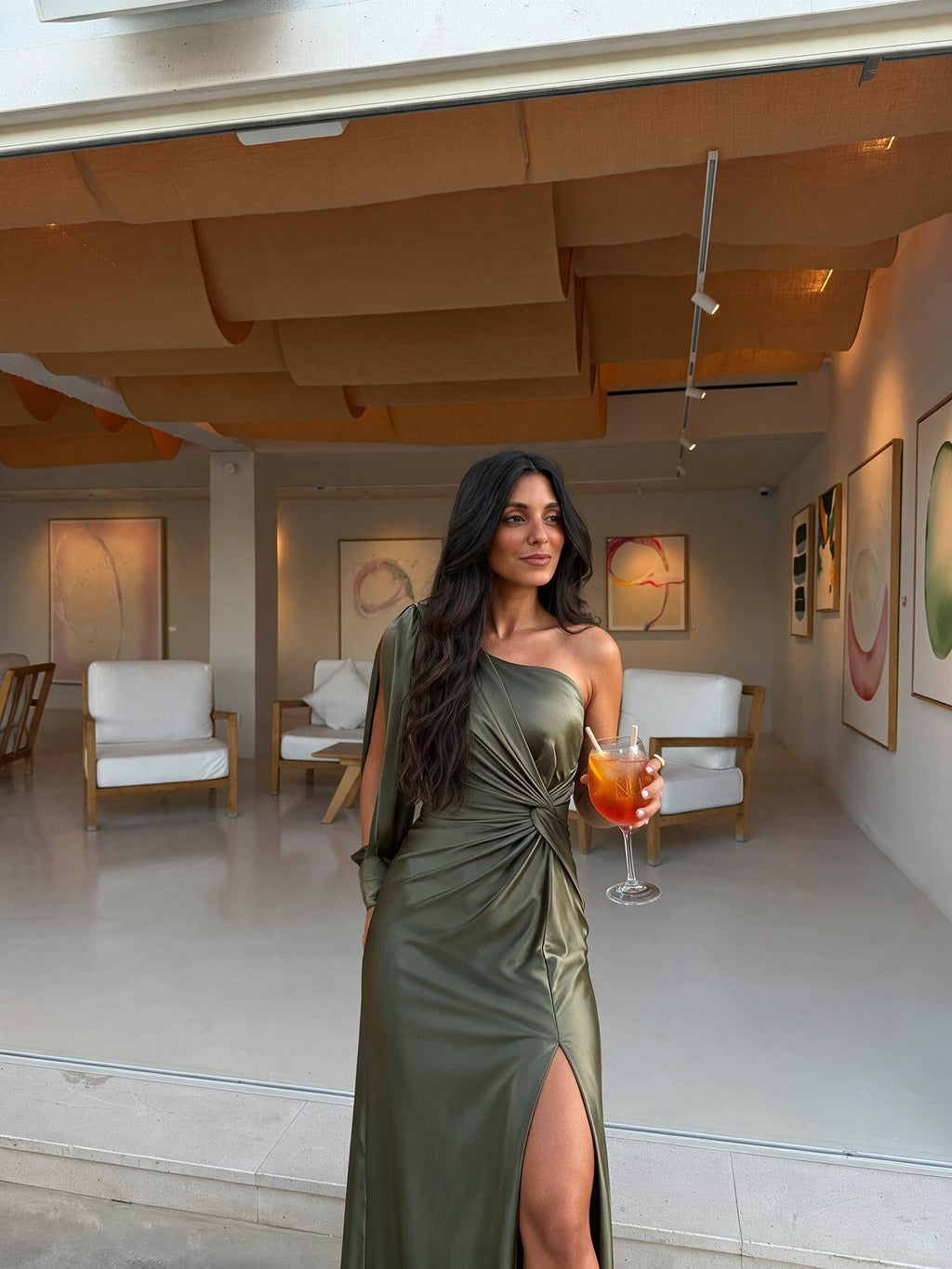 Vestido midi de corte limpio, color verde olivo, vista frontal