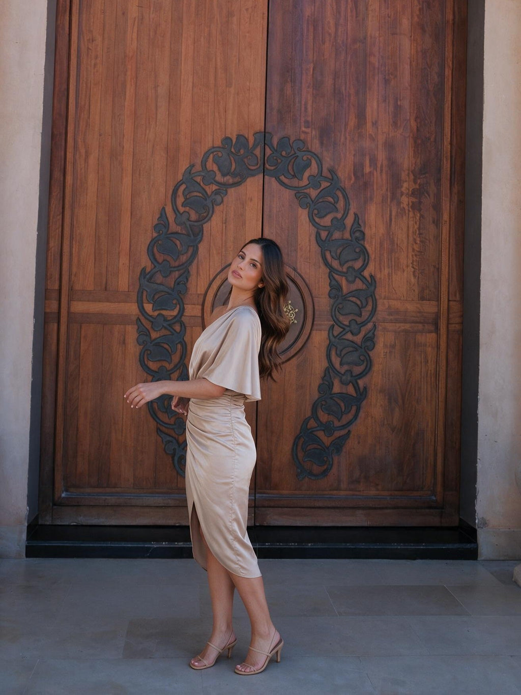 Vestido midi de satín asimétrico con drapeado, color champán, tercera vista