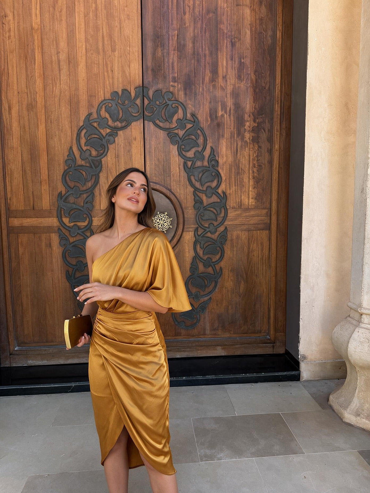 Vestido midi de satín asimétrico con drapeado, color naranja dorado, vista frontal