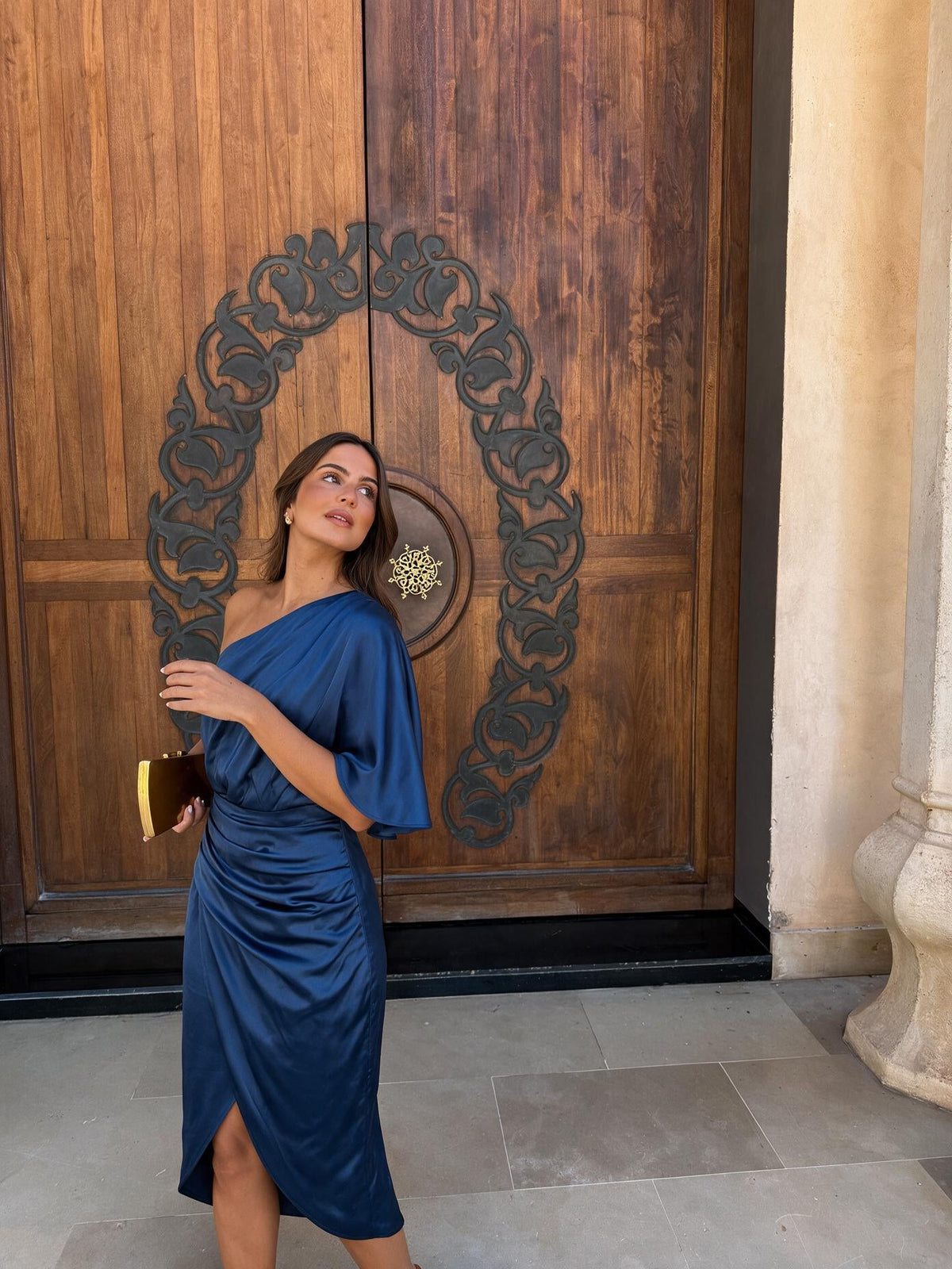 Vestido midi de satín asimétrico con drapeado, color azul, vista frontal