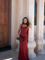 Vestido midi de satín con escote corazón y drapeado, color vino, vista frontal