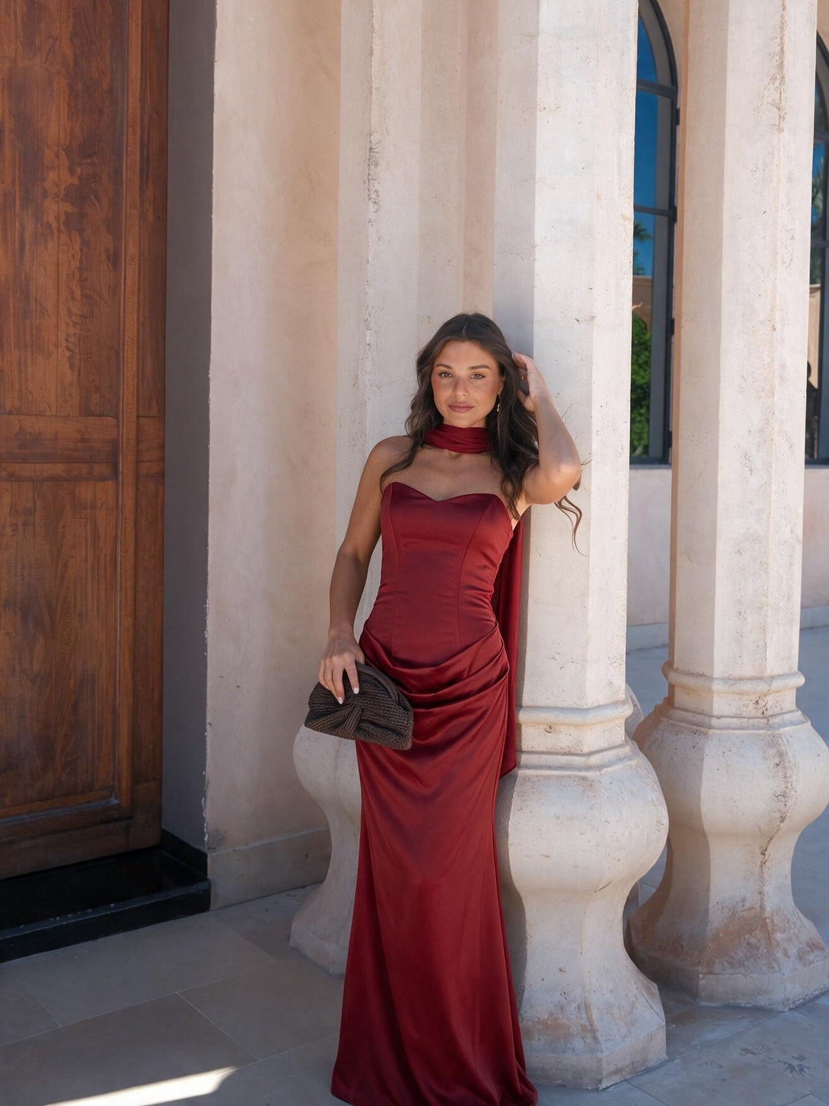Vestido midi de satín con escote corazón y drapeado, color vino, vista frontal