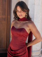 Vestido midi de satín con escote corazón y drapeado, color vino, vista frontal (2)