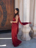 Vestido midi de satín con escote corazón y drapeado, color vino, vista lateral