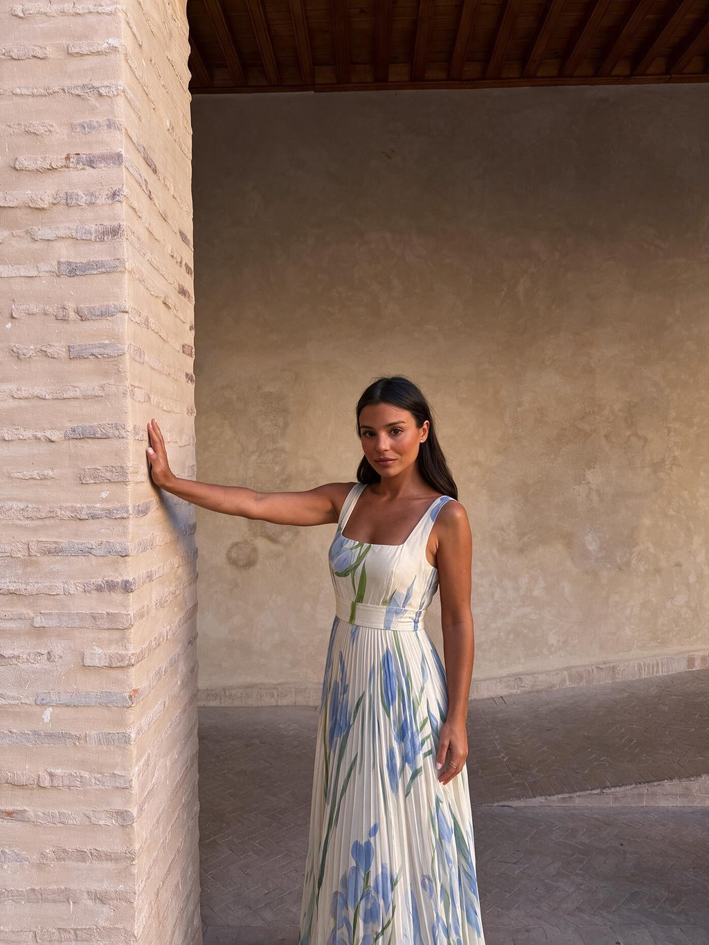 Vestido midi de satín con escote cuadrado y falda plisada, color blanco, vista frontal