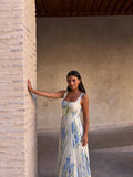 Vestido midi de satín con escote cuadrado y falda plisada, color blanco, vista frontal