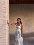 Vestido midi de satín con escote cuadrado y falda plisada, color blanco, vista frontal