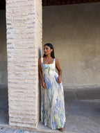 Vestido midi de satín con escote cuadrado y falda plisada, color blanco, vista frontal (2)