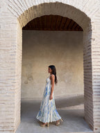 Vestido midi de satín con escote cuadrado y falda plisada, color blanco, vista lateral
