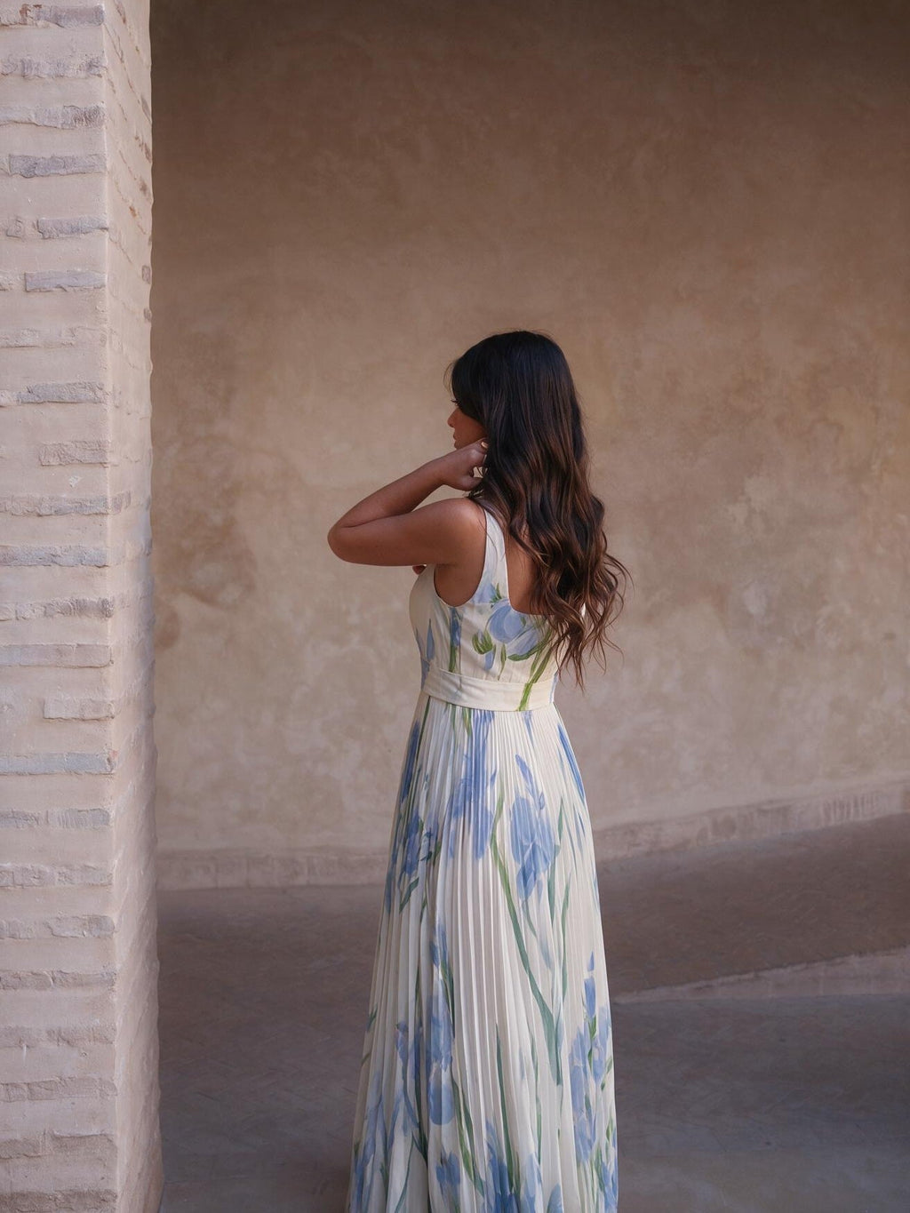 Vestido midi de satín con escote cuadrado y falda plisada, color blanco, vista trasera