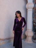 Vestido midi de terciopelo con drapeado en la cintura, color morado, vista frontal
