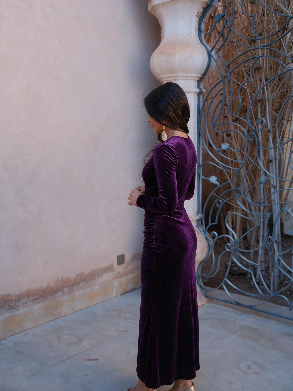 Vestido midi de terciopelo con drapeado en la cintura, color morado, vista lateral