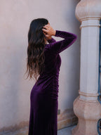 Vestido midi de terciopelo con drapeado en la cintura, color morado, vista trasera