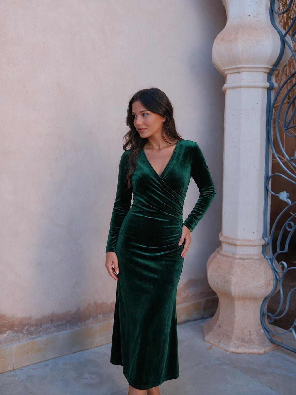 Vestido midi de terciopelo con drapeado en la cintura, color verde, vista frontal