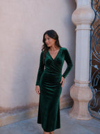 Vestido midi de terciopelo con drapeado en la cintura, color verde, vista frontal