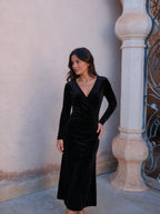 Vestido midi de terciopelo con drapeado en la cintura, color negro, vista frontal