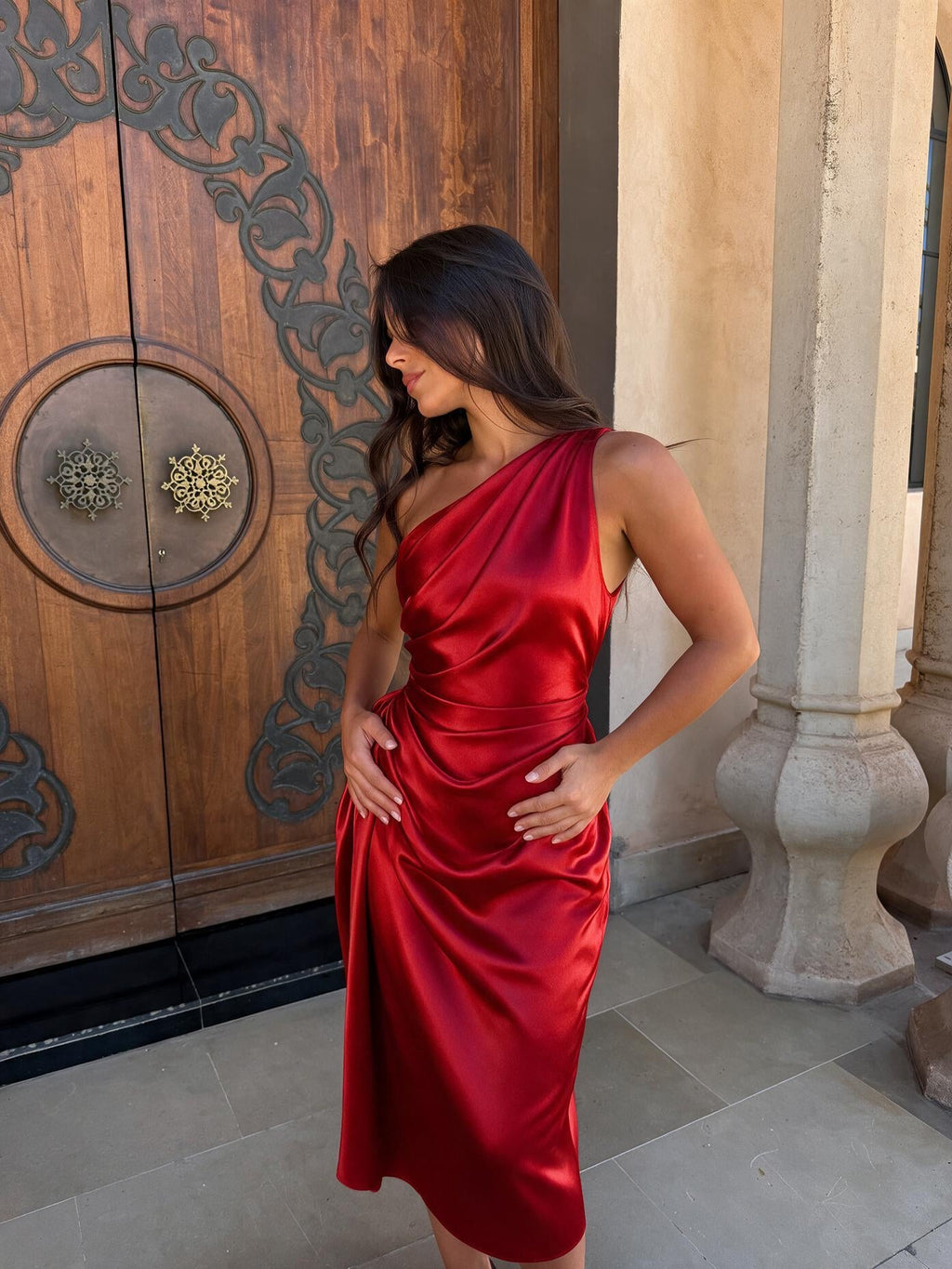Vestido midi de un hombro con parte superior drapeada, color rojo, vista frontal