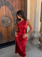 Vestido midi de un hombro con parte superior drapeada, color rojo, vista frontal