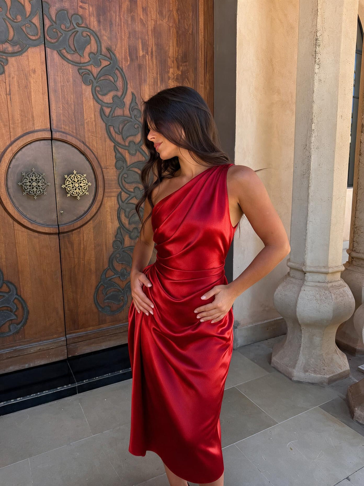 Vestido midi de un hombro con parte superior drapeada, color rojo, vista frontal