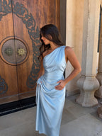 Vestido midi de un hombro con parte superior drapeada, color azul cielo, vista frontal