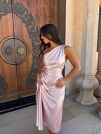 Vestido midi de un hombro con parte superior drapeada, color rosa, vista frontal