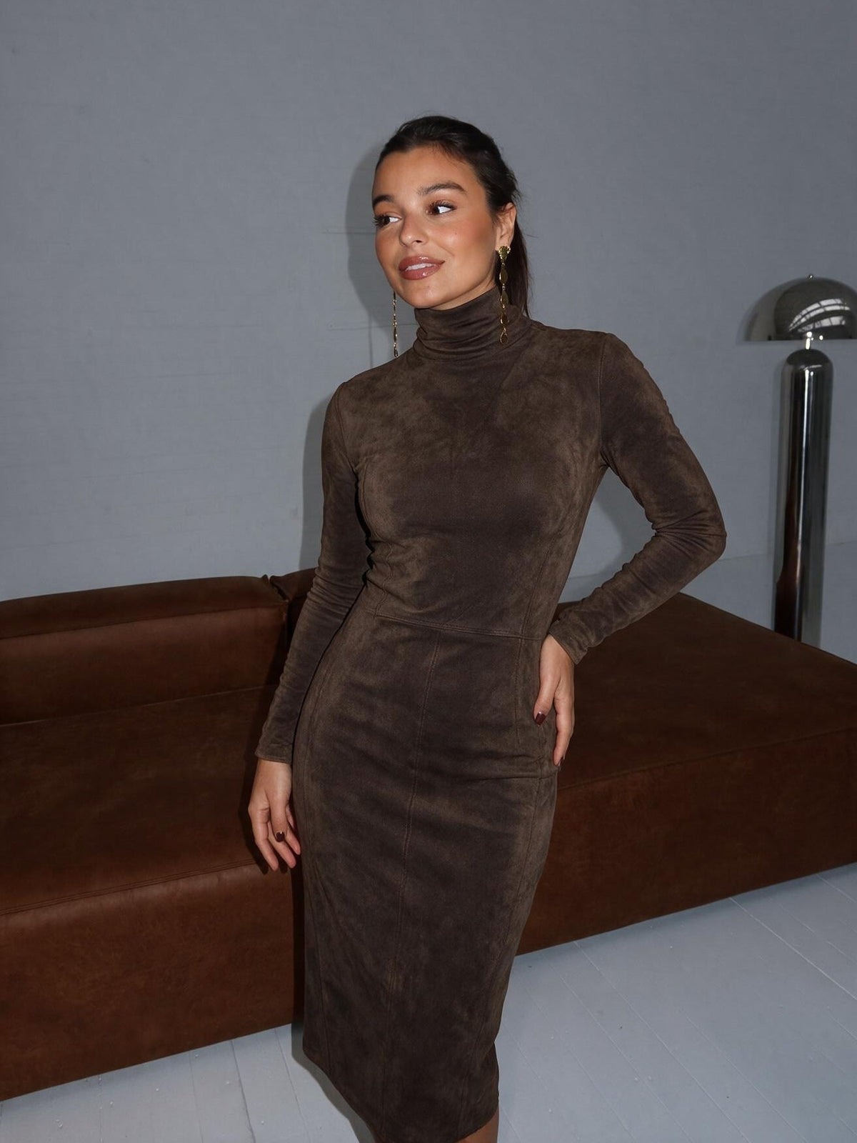 Vestido midi efecto gamuza con cuello mao, color café, vista frontal