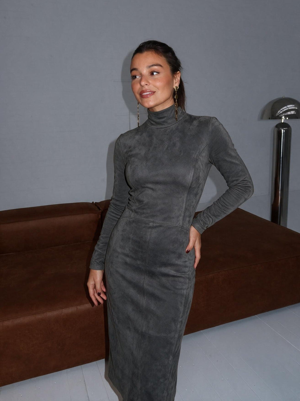 Vestido midi efecto gamuza con cuello mao, color gris oscuro, vista frontal