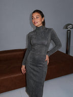 Vestido midi efecto gamuza con cuello mao, color gris oscuro, vista frontal