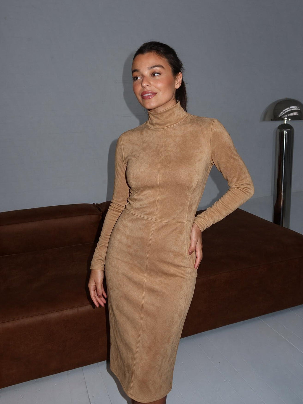 Vestido midi efecto gamuza con cuello mao, color caqui, vista frontal