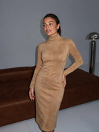 Vestido midi efecto gamuza con cuello mao, color caqui, vista frontal