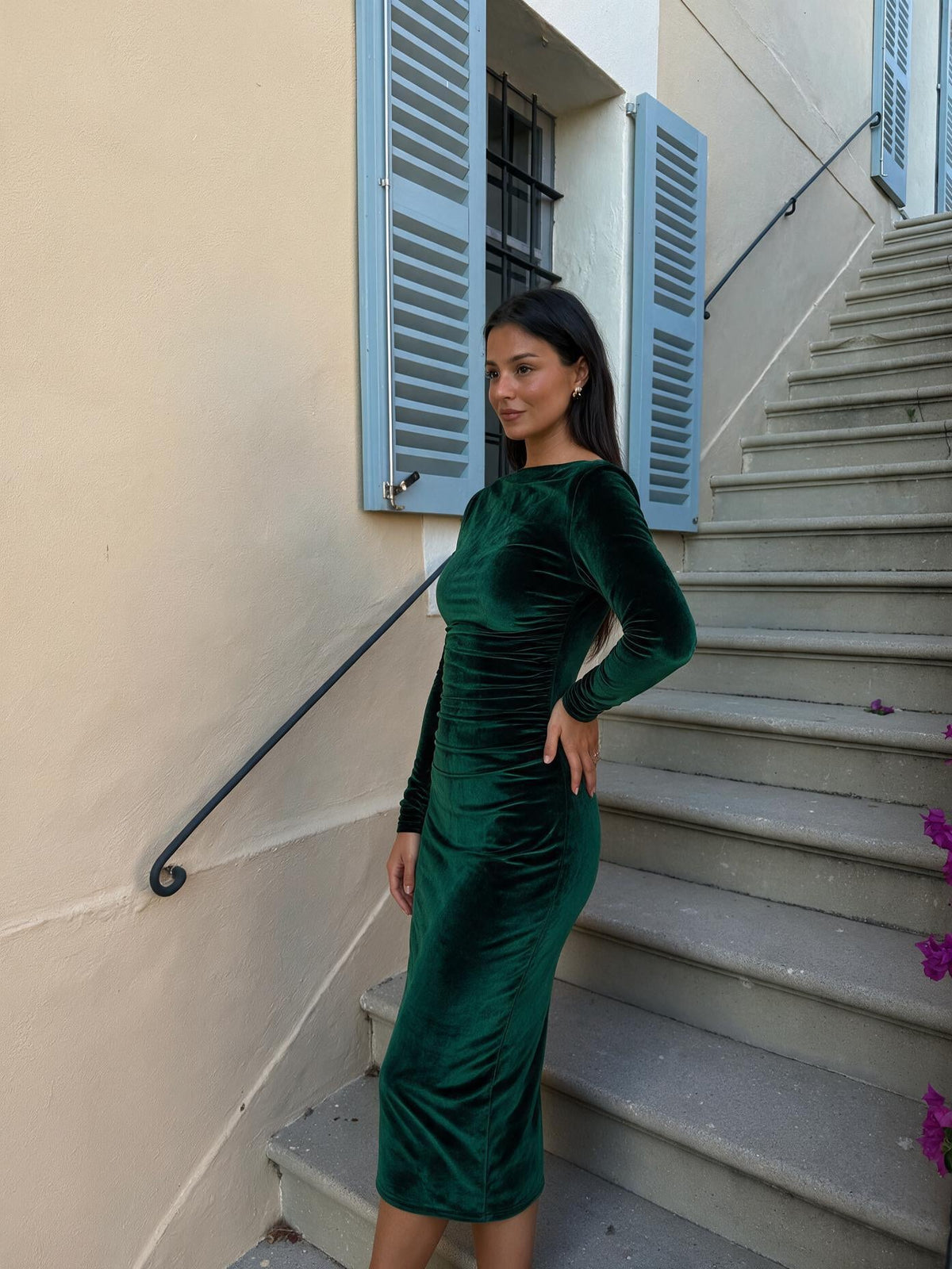 Vestido midi elegante entallado, color verde, vista lateral