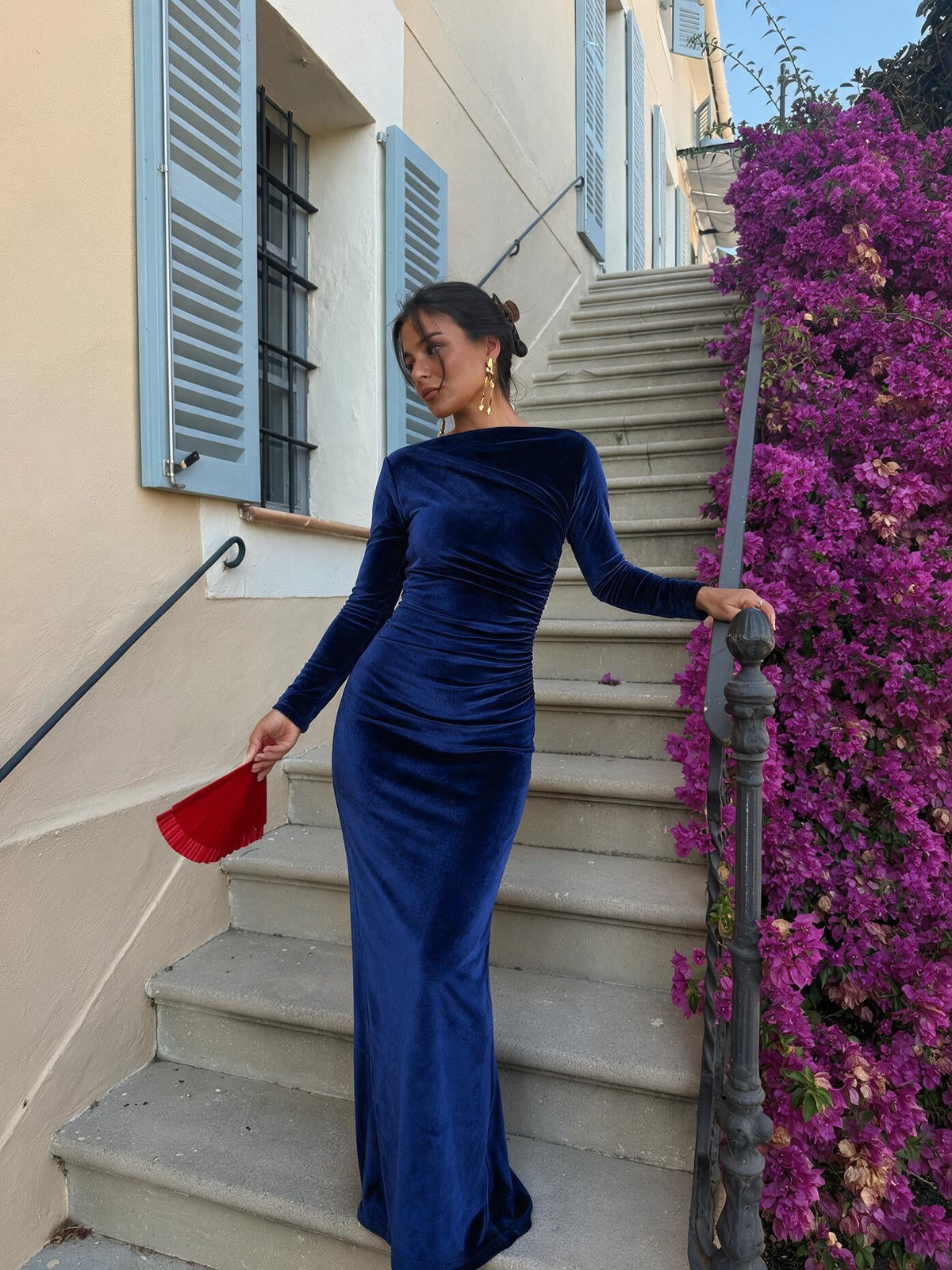 Vestido midi elegante entallado, color azul, vista frontal