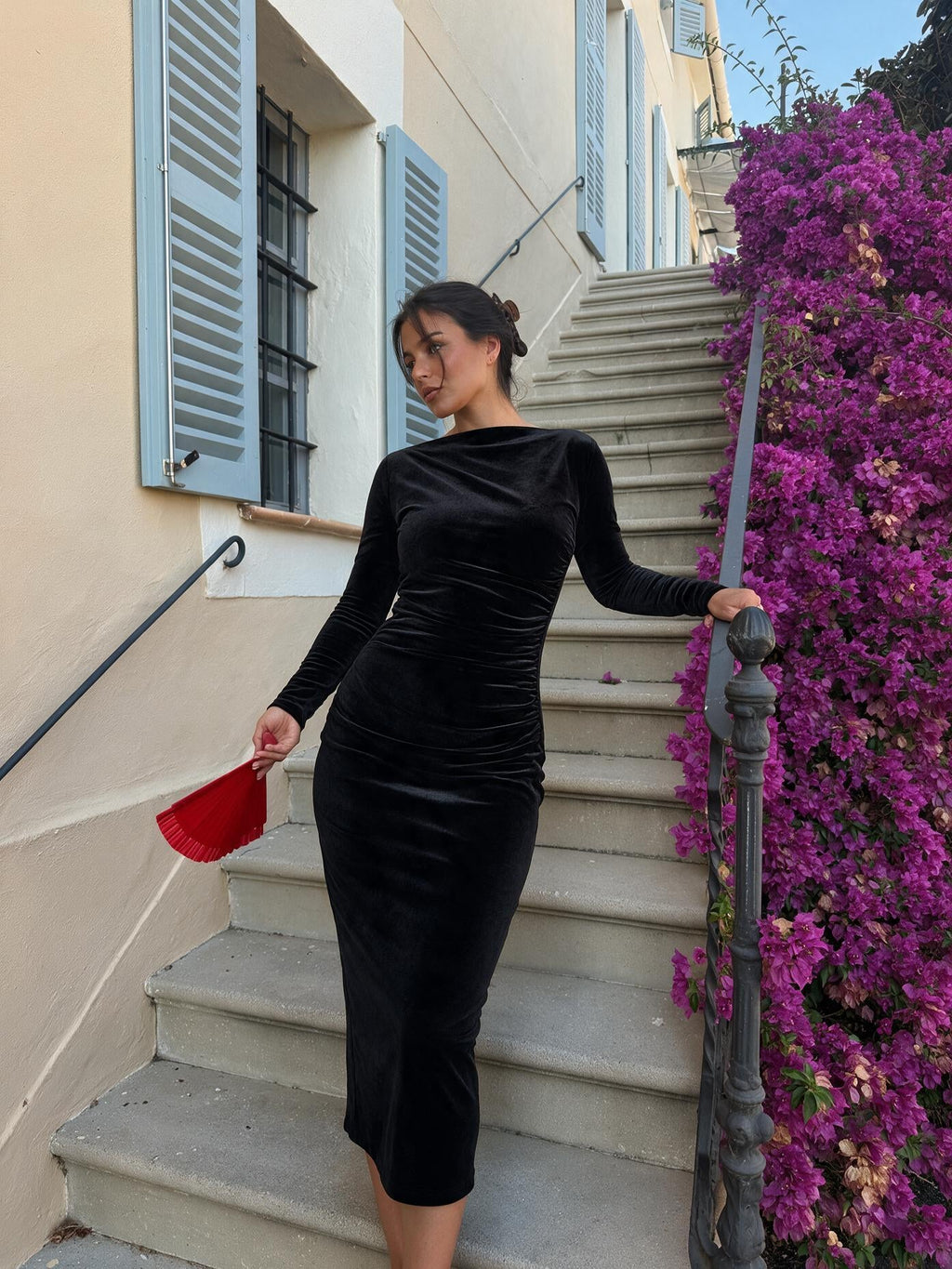 Vestido midi elegante entallado, color negro, vista frontal