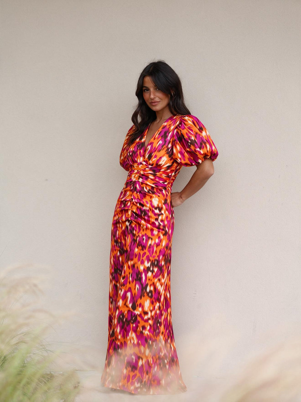 Vestido midi floral con mangas abullonadas, color naranja, vista frontal