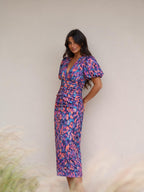 Vestido midi floral con mangas abullonadas, color lila, vista frontal