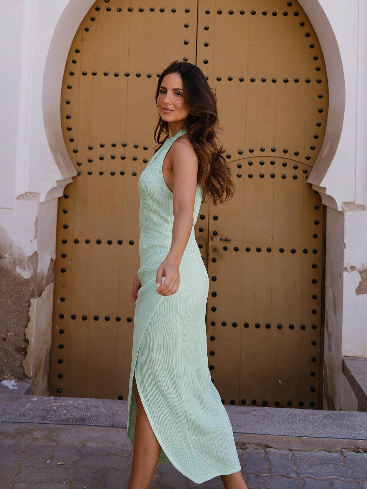 Vestido midi plisado con cuello halter, color verde, cuarta vista