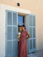 Vestido midi plisado con escote en V, color rosa, vista frontal