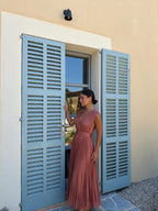 Vestido midi plisado con escote en V, color rosa, vista lateral
