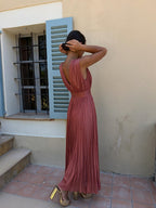 Vestido midi plisado con escote en V, color rosa, vista trasera