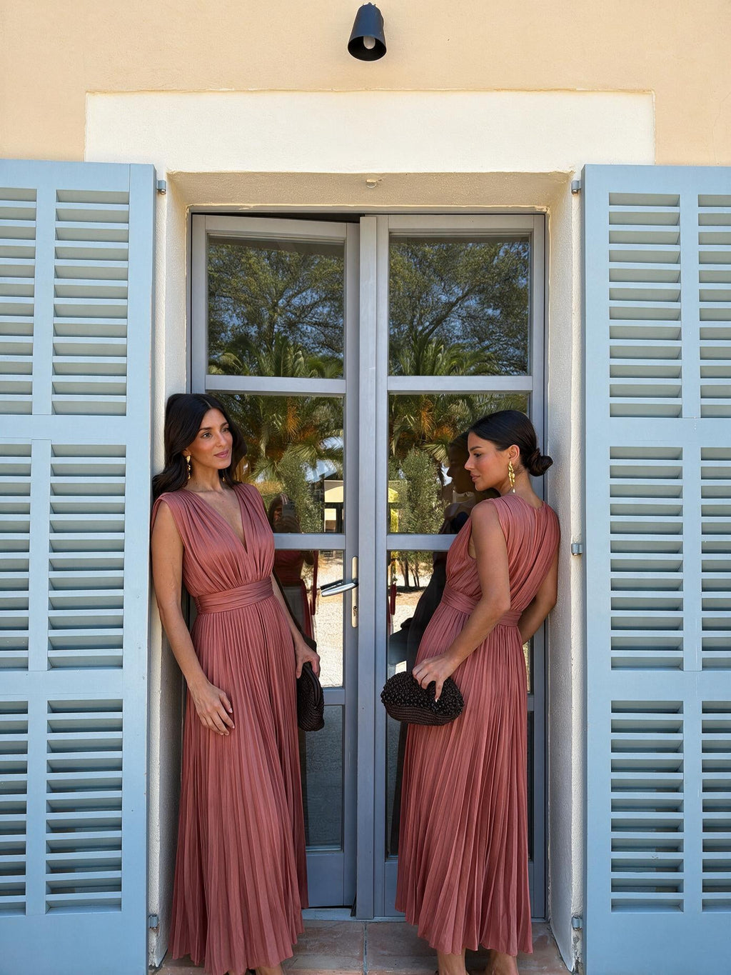 Vestido midi plisado con escote en V, color rosa, cuarta vista