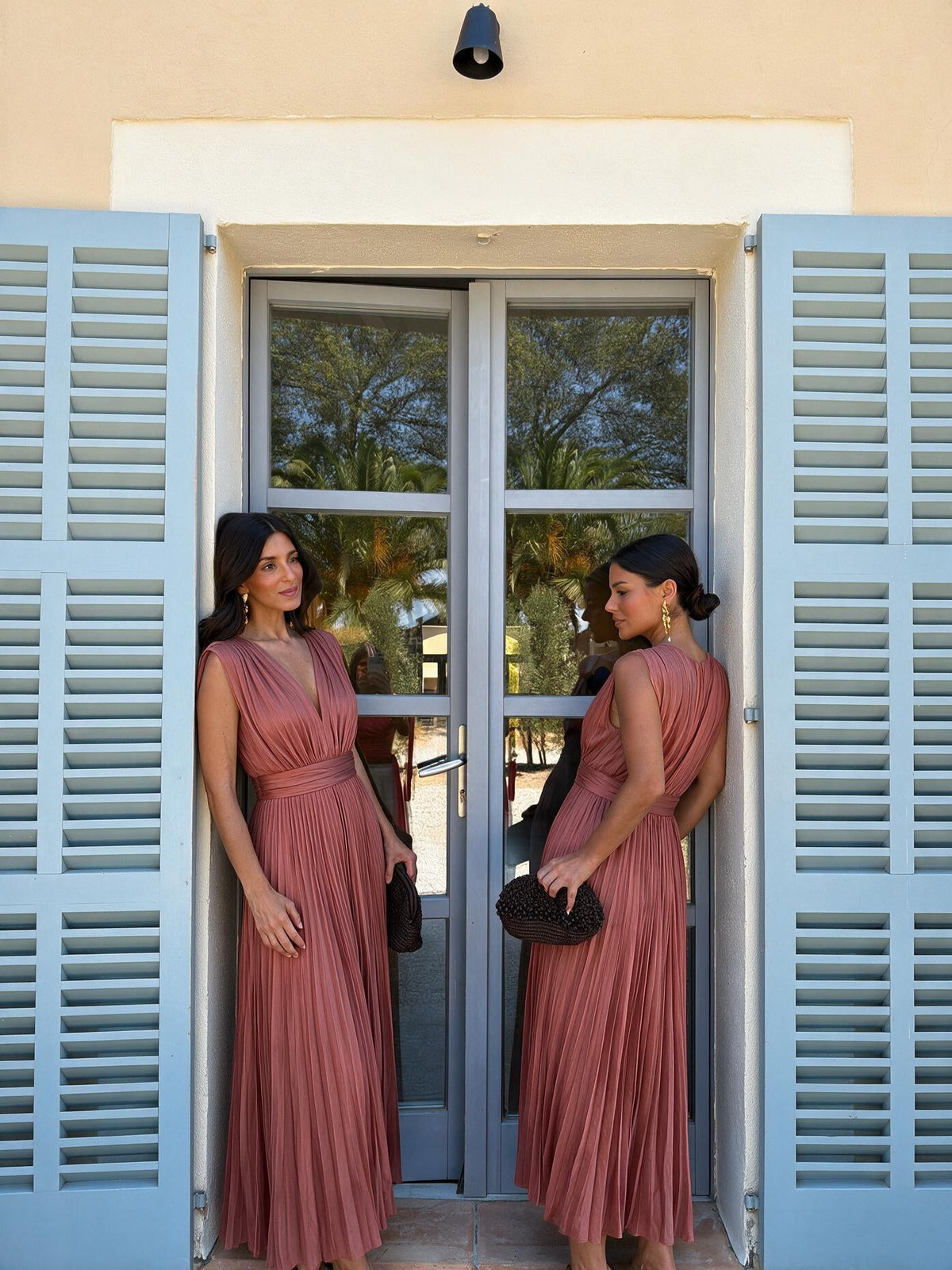 Vestido midi plisado con escote en V, color rosa, cuarta vista