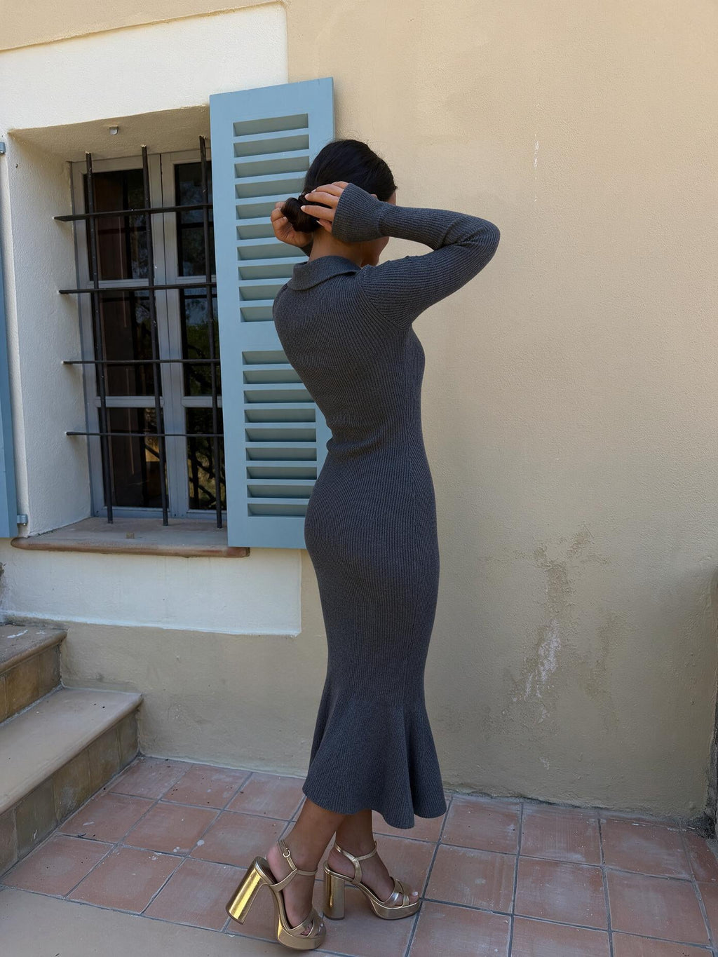 Vestido midi tejido con cuello de cierre, color gris, vista trasera